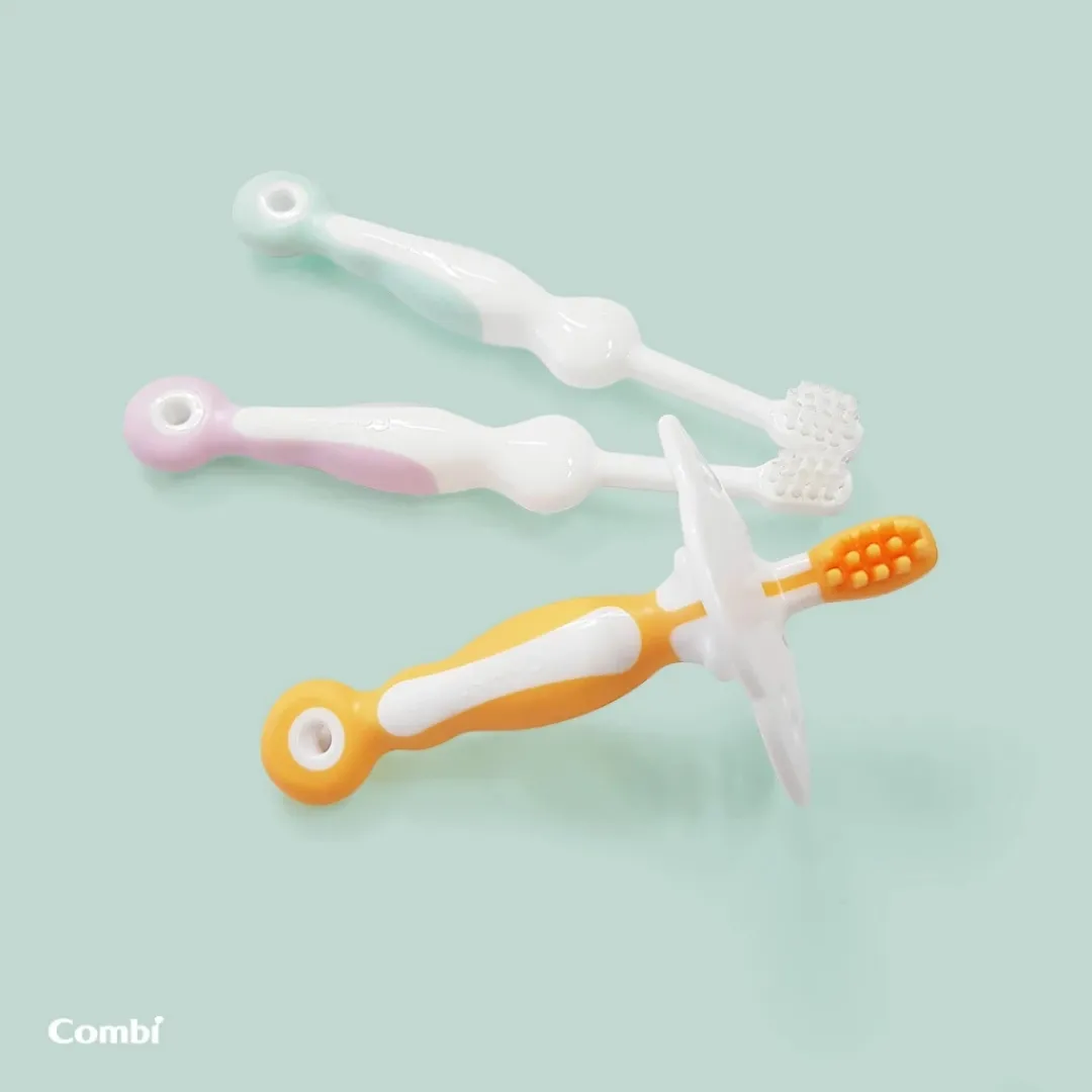 Combi Baby Teteo Baby Toothbrush Set (6-12m )